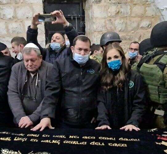 השרה עומר ינקלביץ בקבר יוסף // צילום: רועי חדי